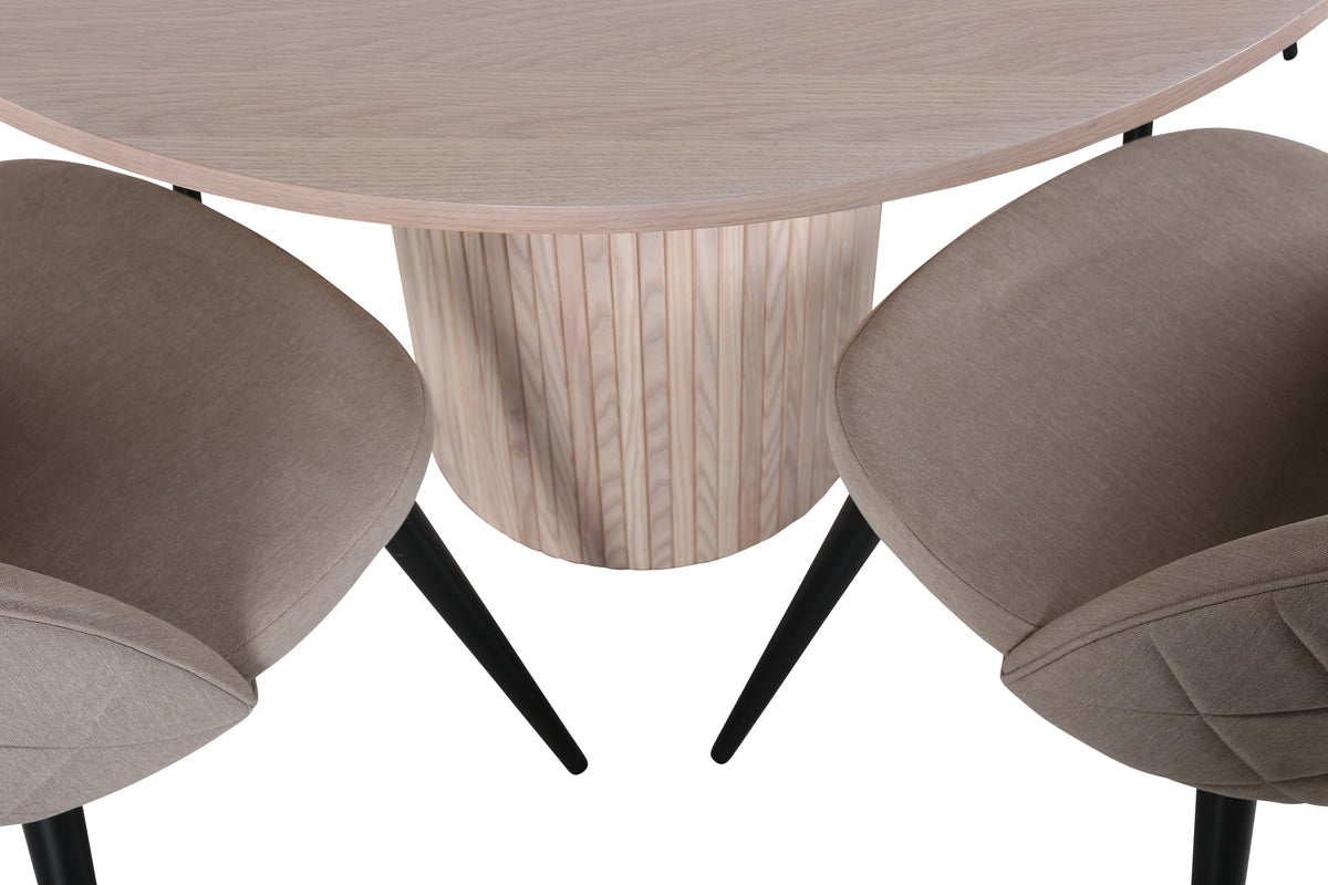 Bianca Matbord med Velvet Stolarna – Bord: ⌀110 Stol: 57x76,5x50