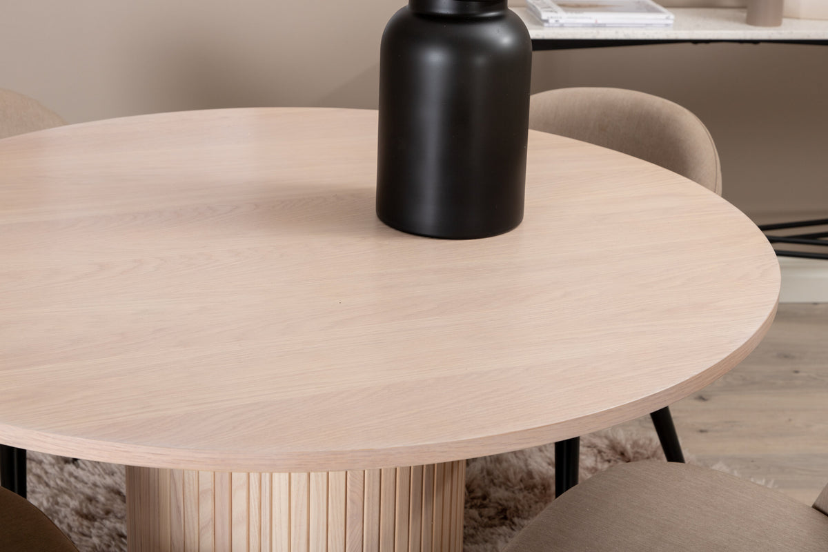 Bianca Matbord med Velvet Stolarna – Bord: ⌀110 Stol: 57x76,5x50