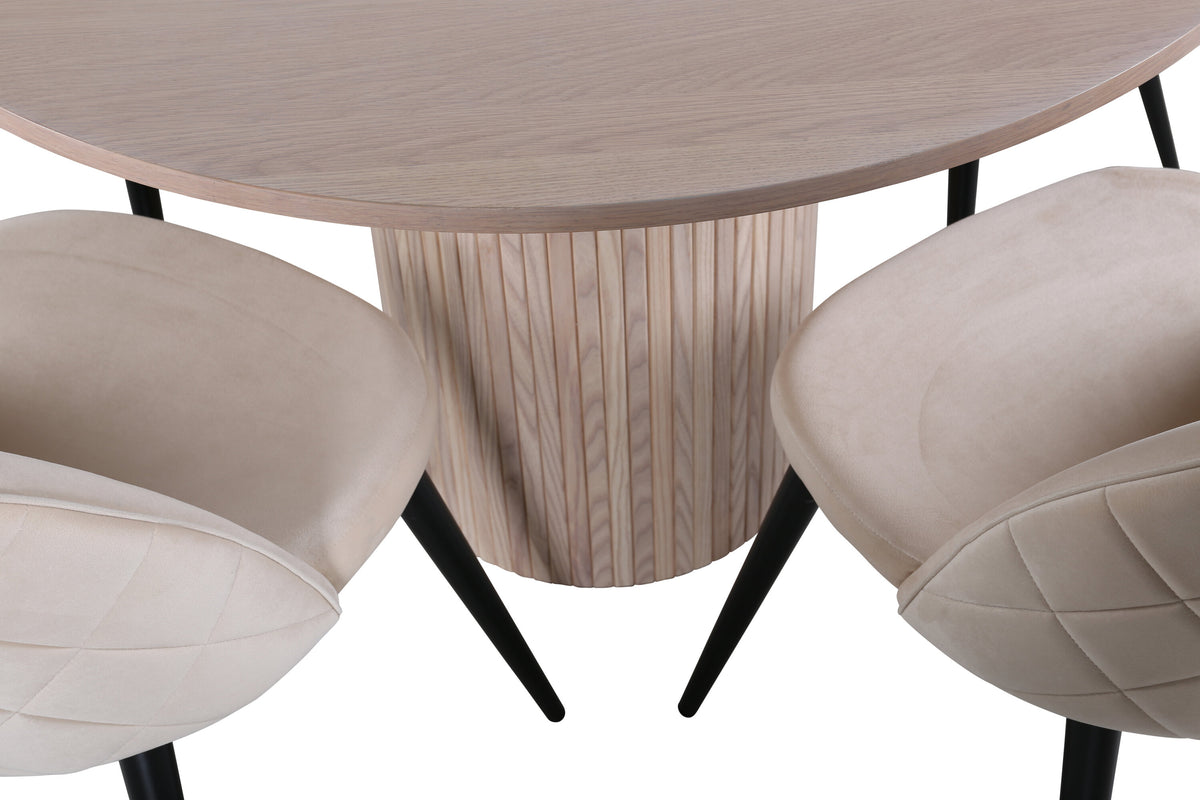 Bianca Matbord med Velvet Stolarna – Bord: ⌀110 Stol: 57x76,5x50