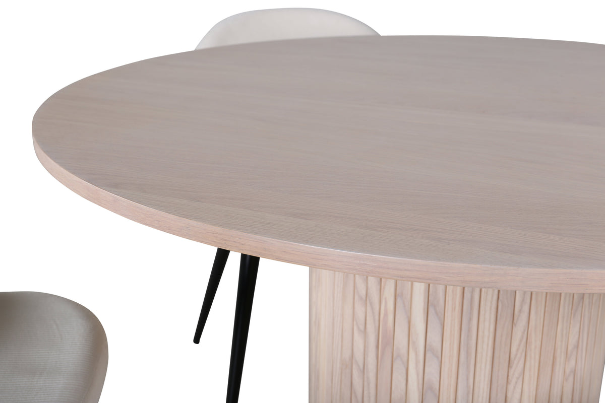 Bianca Matbord med Velvet Stolarna – Bord: ⌀110 Stol: 57x76,5x50