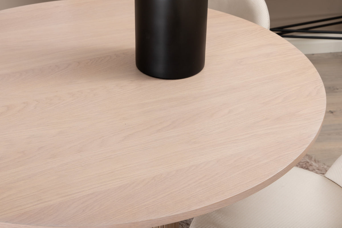 Bianca Matbord med Velvet Stolarna – Bord: ⌀110 Stol: 57x76,5x50