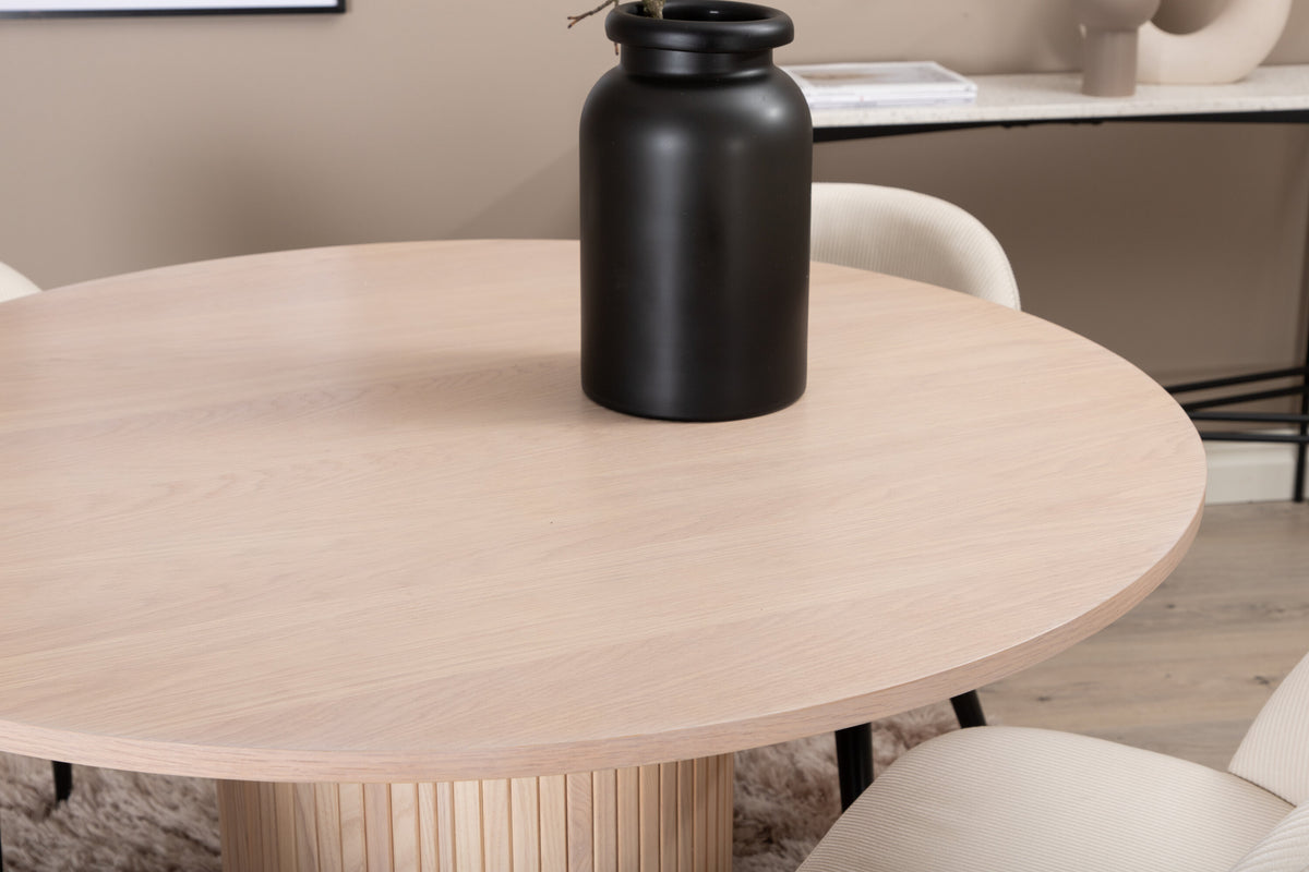 Bianca Matbord med Velvet Stolarna – Bord: ⌀110 Stol: 57x76,5x50