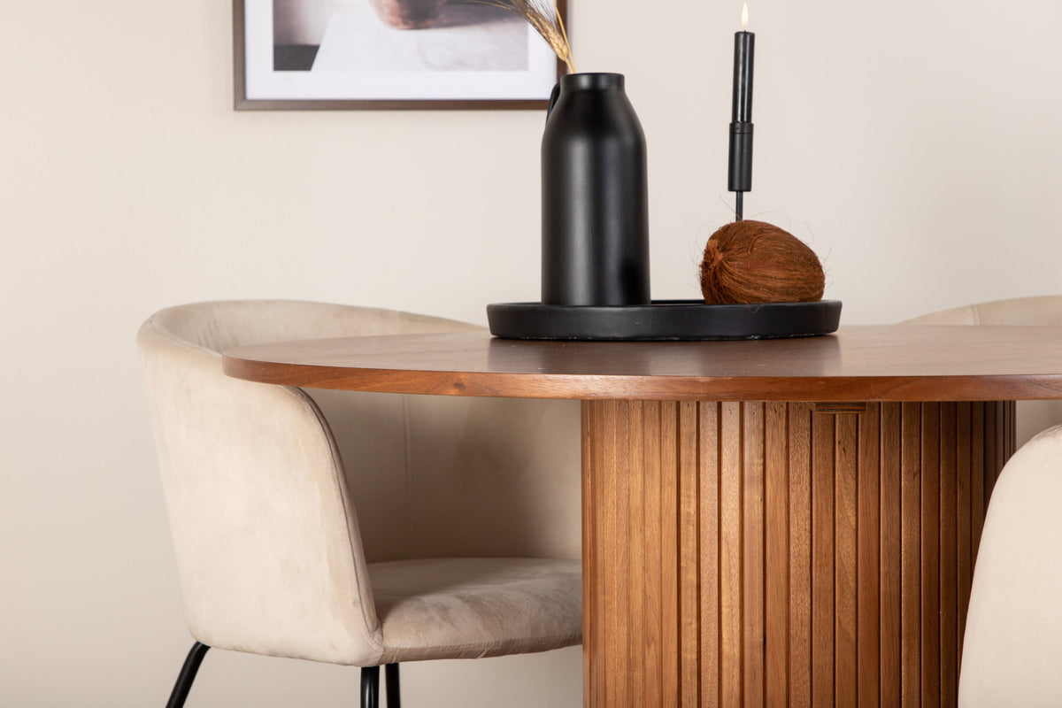 Bianca Matbord med Berit Stolarna – Bord: ⌀110 Stol: 55x78x55