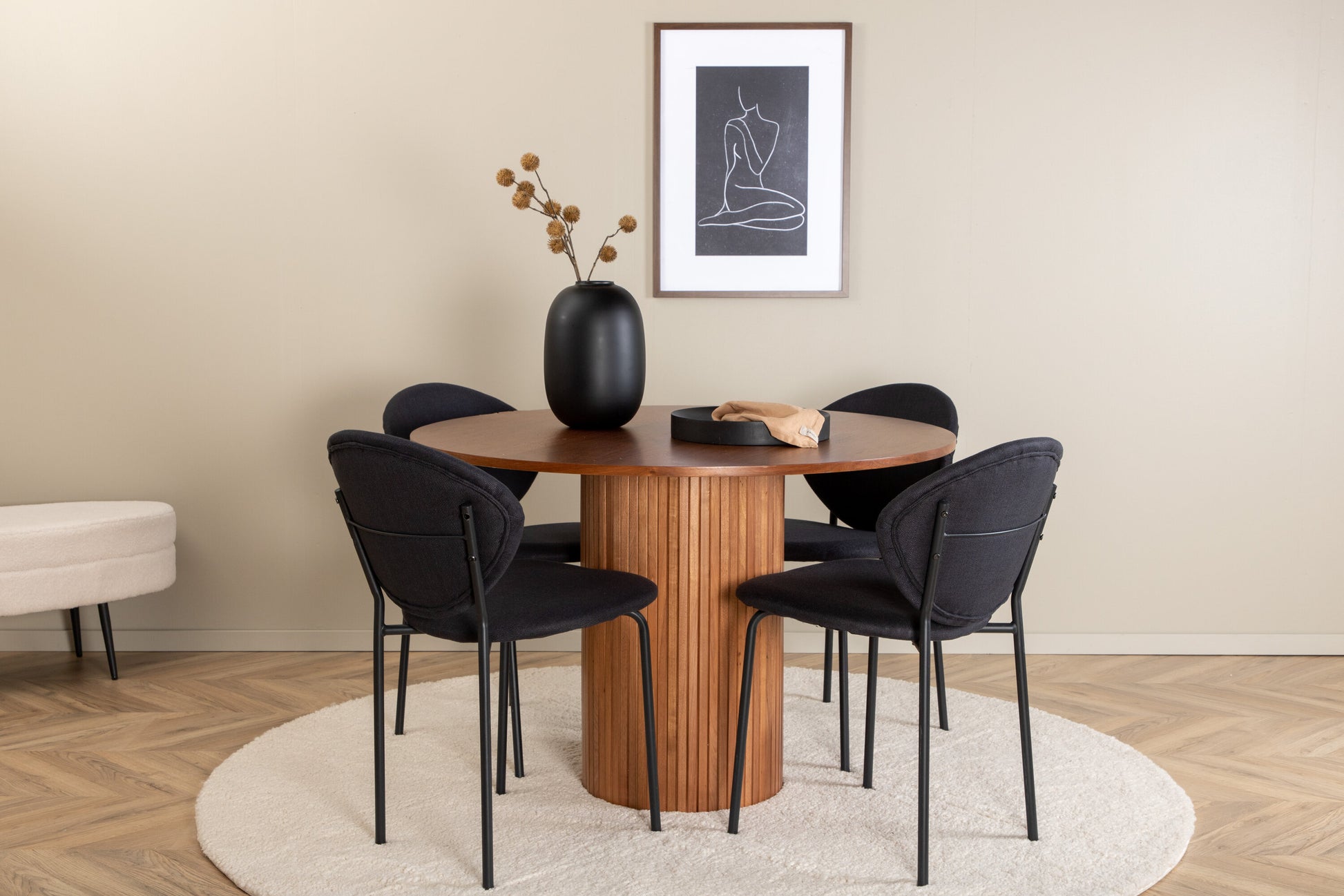 Bianca Matbord med Vault Stolarna – Bord: ⌀110 Stol: 61,5x80x46