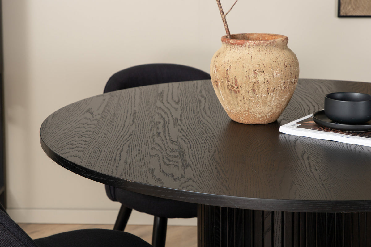 Bianca Matbord med Velvet Stolarna – Bord: ⌀110 Stol: 57x76,5x50
