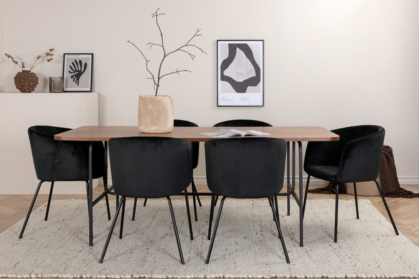Uno Matbord med Berit Stolarna Matgrupp