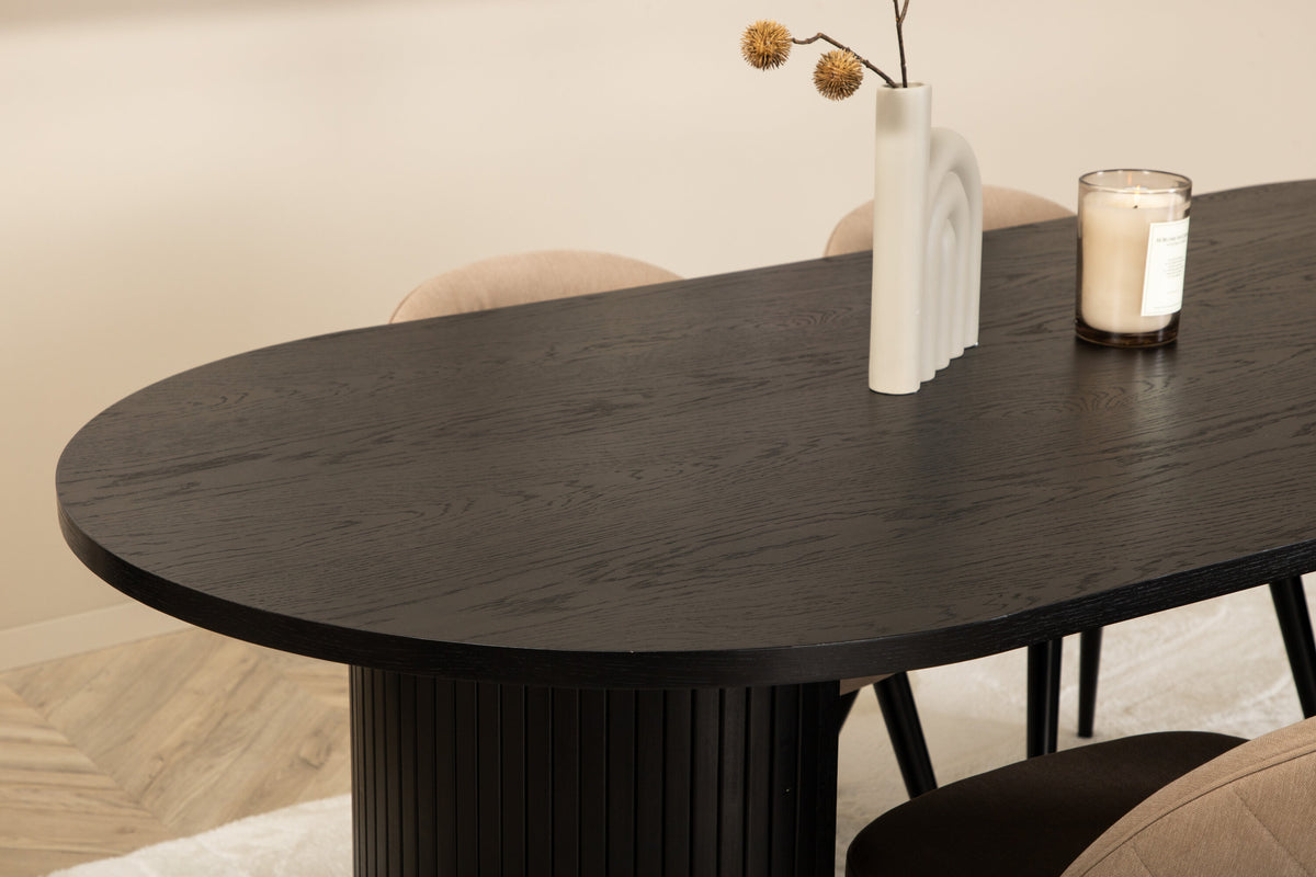 Bianca Matbord med Velvet Stolarna – Bord: 50x200x90 Stol: 57x76,5x50