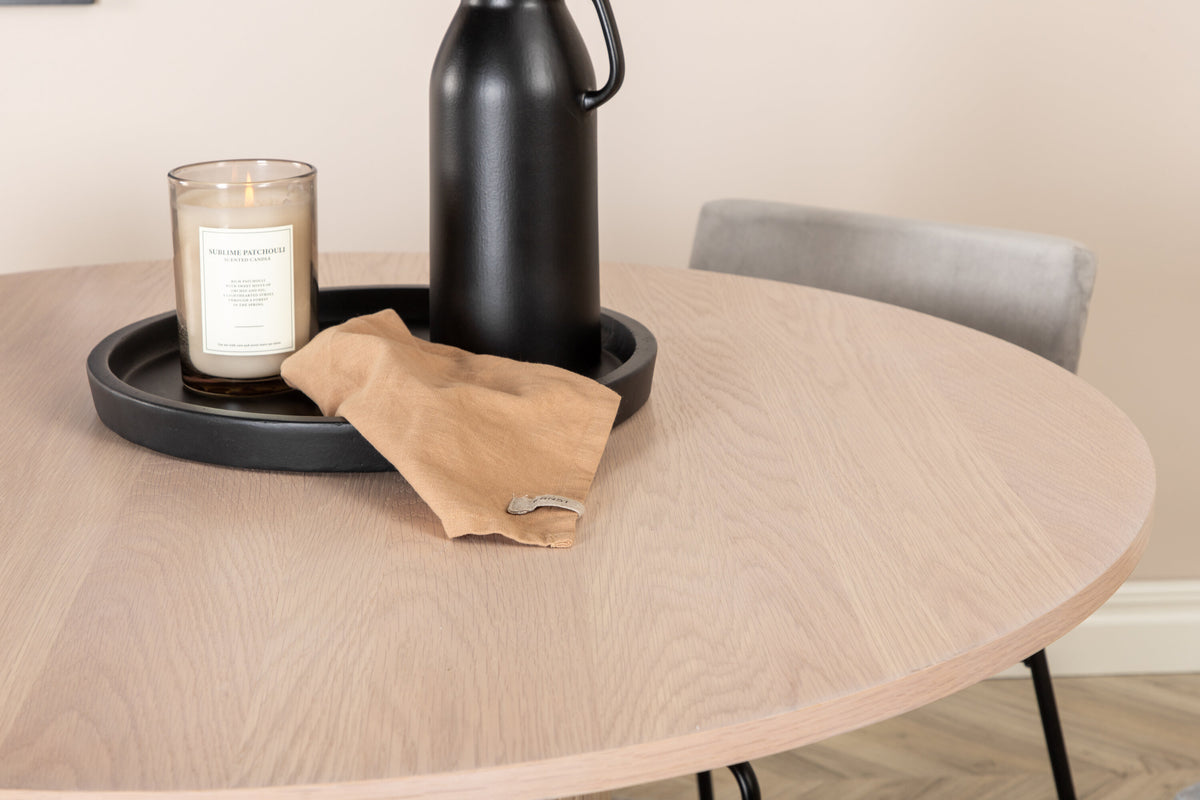 Bianca Matbord med Kenth Stolarna – Bord: ⌀110 Stol: 52x76x40