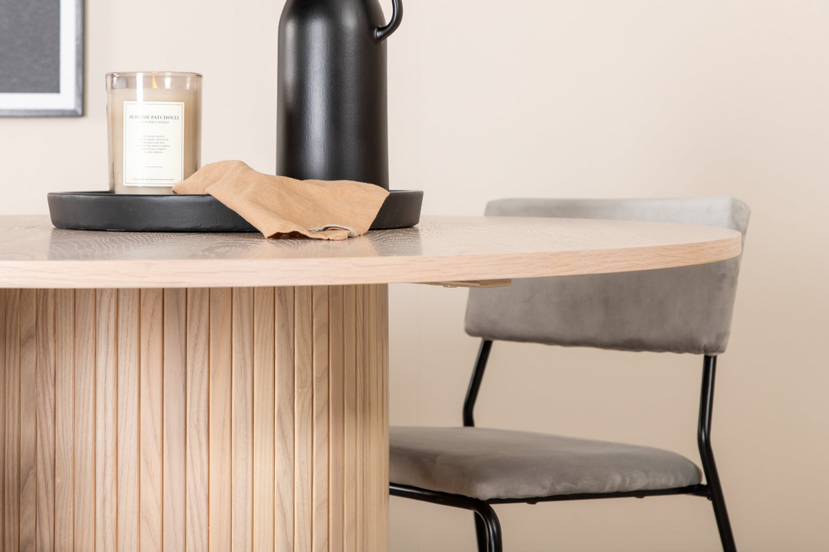 Bianca Matbord med Kenth Stolarna – Bord: ⌀110 Stol: 52x76x40