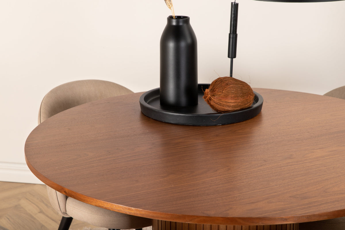 Bianca Matbord med Velvet Stolarna – Bord: ⌀110 Stol: 57x76,5x50