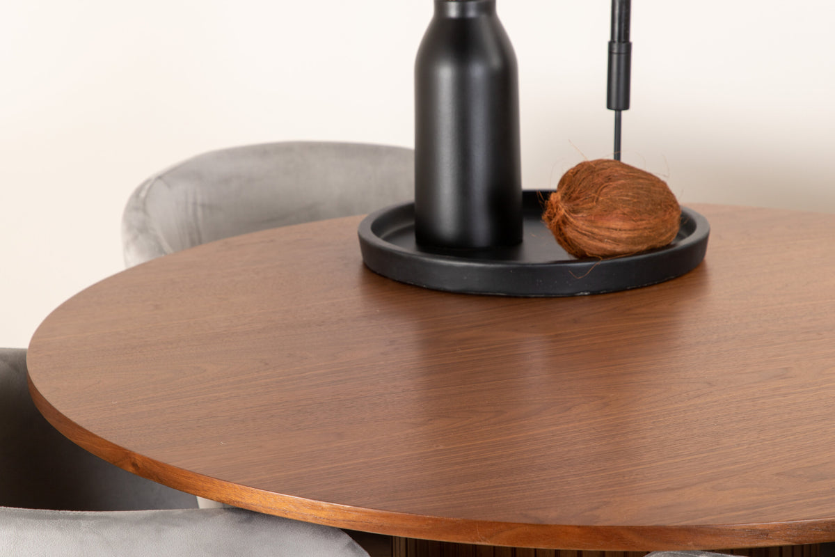 Bianca Matbord med Berit Stolarna – Bord: ⌀110 Stol: 55x78x55