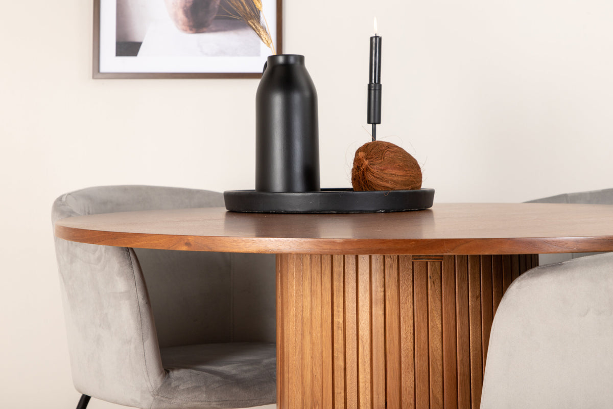 Bianca Matbord med Berit Stolarna – Bord: ⌀110 Stol: 55x78x55