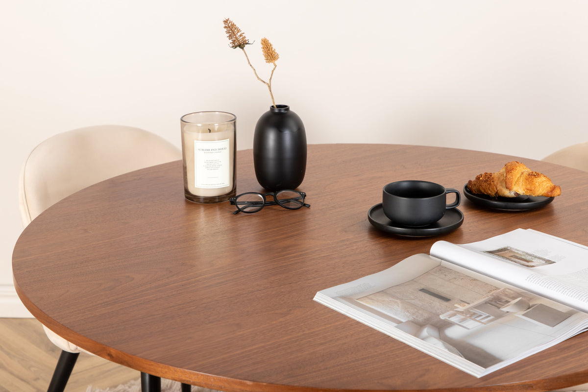 Bianca Matbord med Velvet Stolarna – Bord: ⌀110 Stol: 57x76,5x50