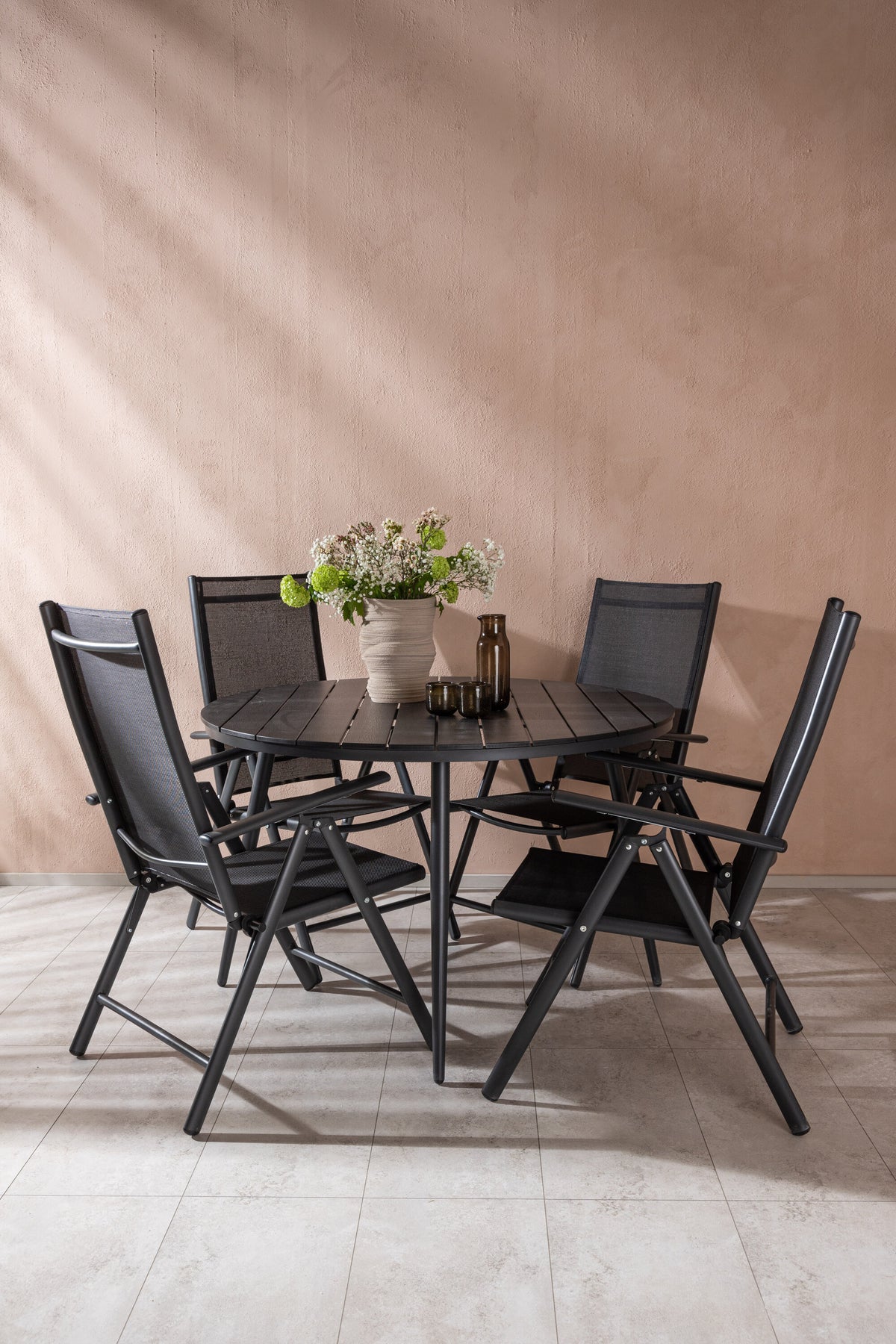 Break Matbord med Break Stolarna – Bord: ⌀120 Stol: 62x107,5x55