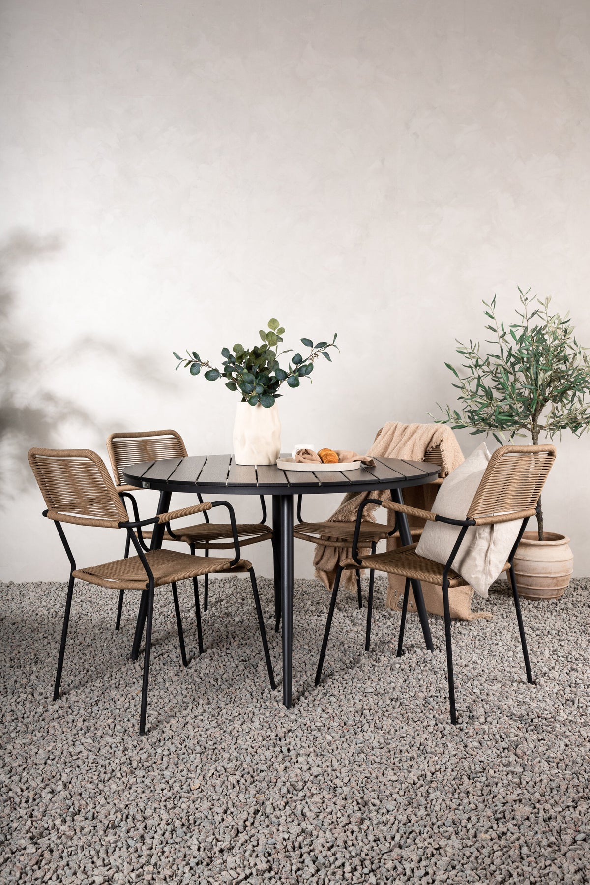 Break Matbord med Lindos Stolarna – Bord: ⌀120 Stol: 66x85x55