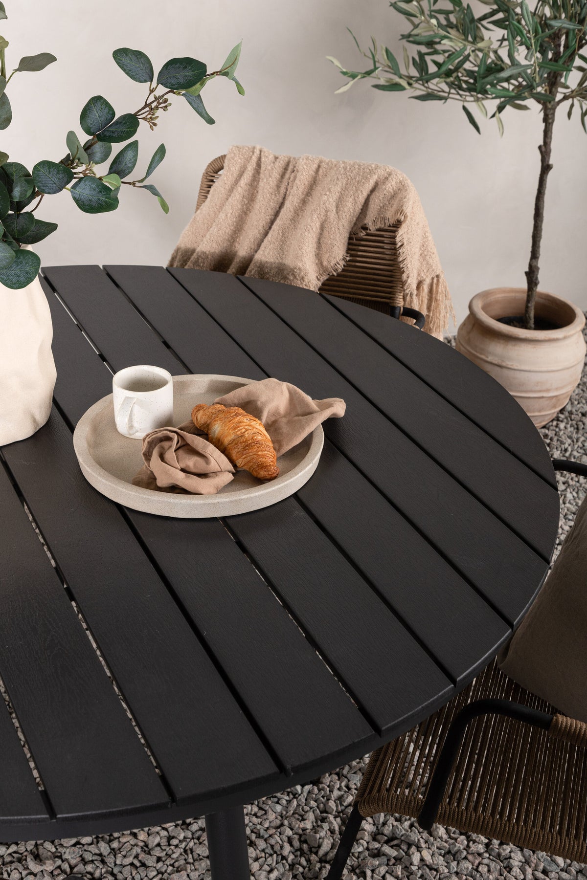 Break Matbord med Lindos Stolarna – Bord: ⌀120 Stol: 66x85x55