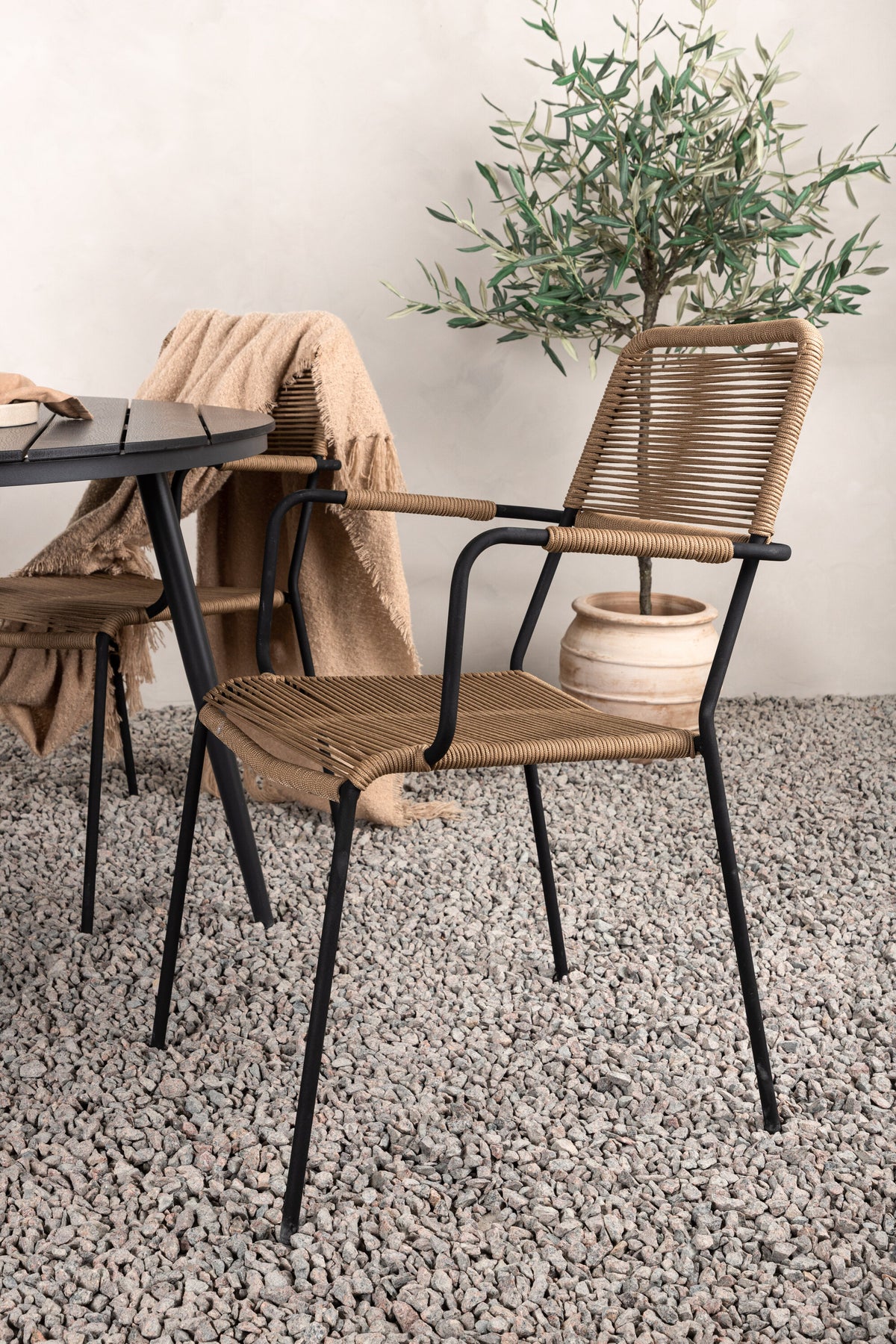 Break Matbord med Lindos Stolarna – Bord: ⌀120 Stol: 66x85x55