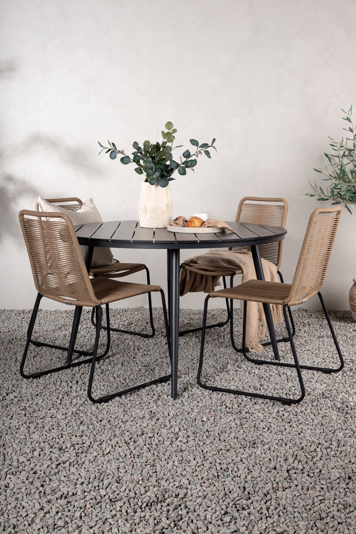 Break Matbord med Lindos Stolarna – Bord: ⌀120 Stol: 59x86x57