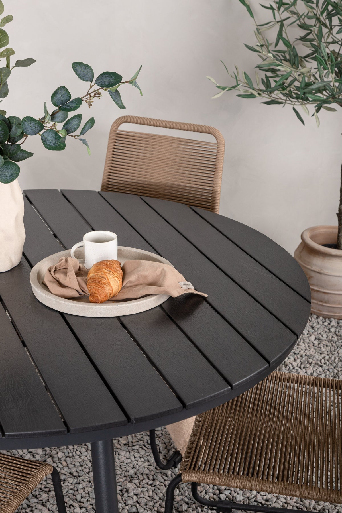 Break Matbord med Lindos Stolarna – Bord: ⌀120 Stol: 59x86x57