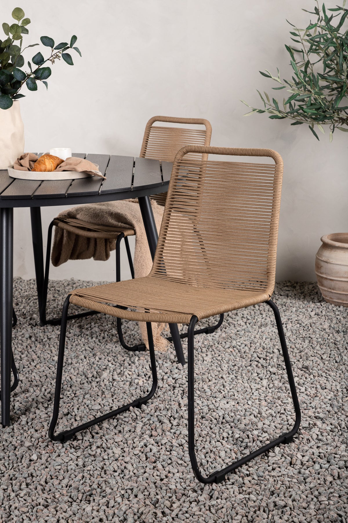 Break Matbord med Lindos Stolarna – Bord: ⌀120 Stol: 59x86x57