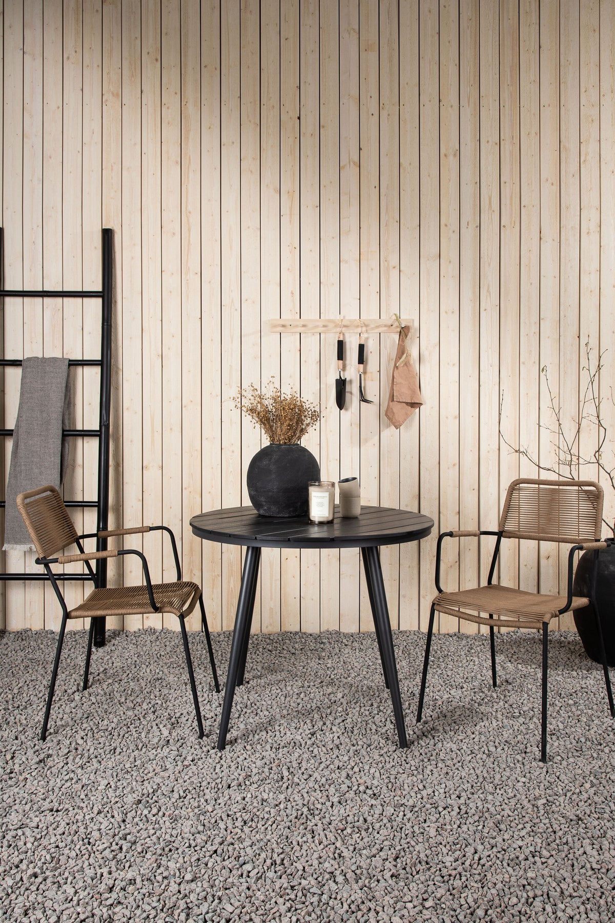 Break Matbord med Lindos Stolarna – Bord: ⌀90 Stol: 66x85x55