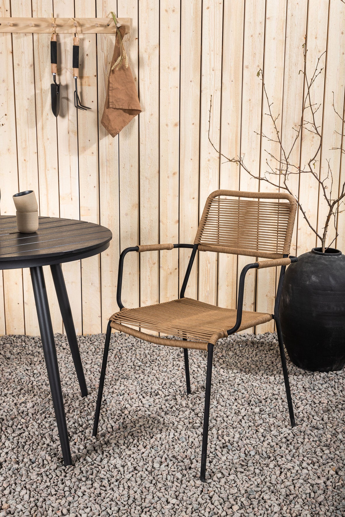 Break Matbord med Lindos Stolarna – Bord: ⌀90 Stol: 66x85x55