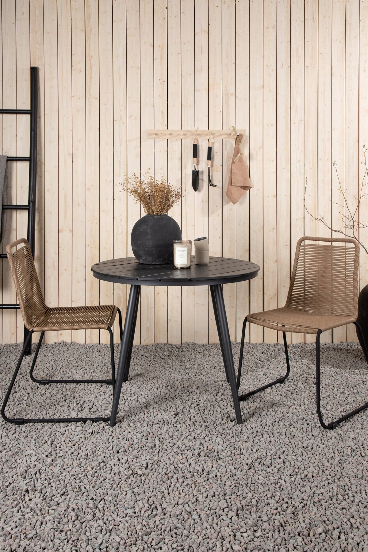 Break Matbord med Lindos Stolarna – Bord: ⌀90 Stol: 59x86x57