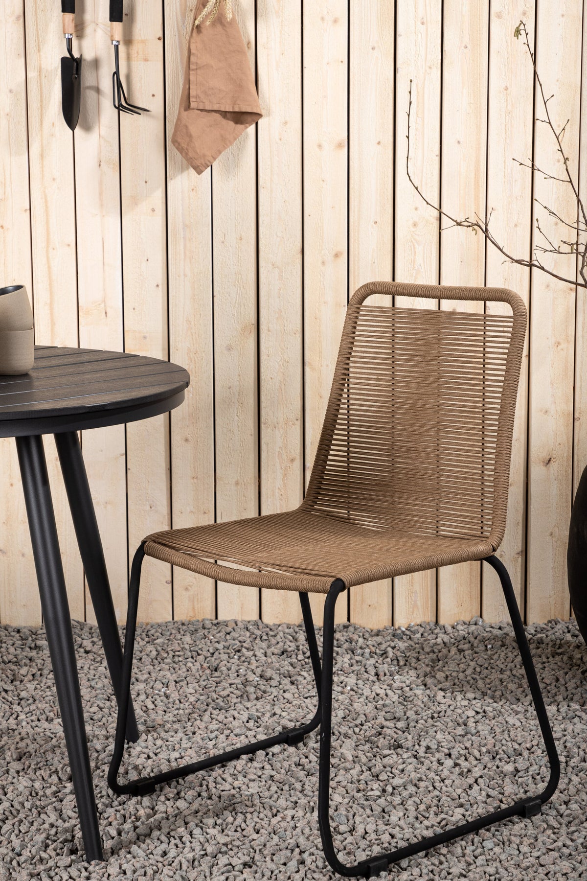 Break Matbord med Lindos Stolarna – Bord: ⌀90 Stol: 59x86x57