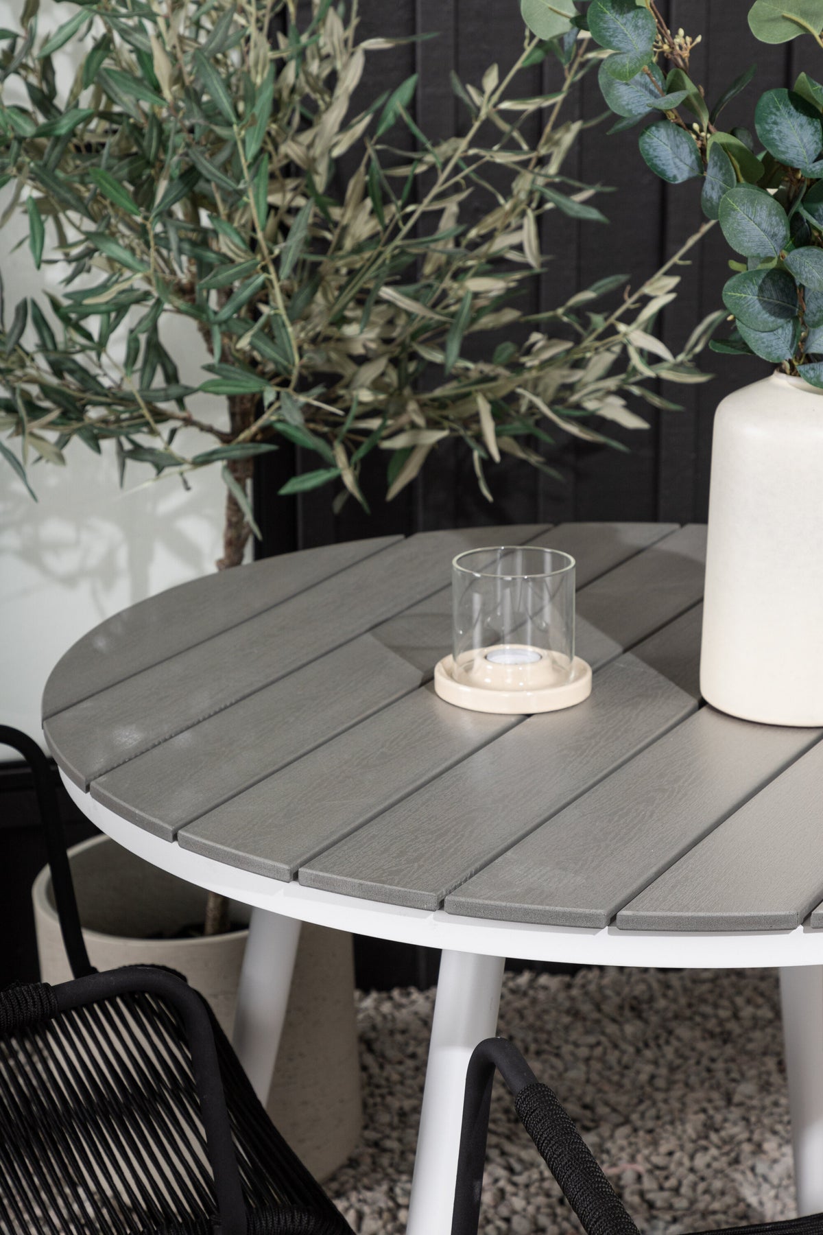 Break Matbord med Lindos Stolarna – Bord: ⌀90 Stol: 66x85x55