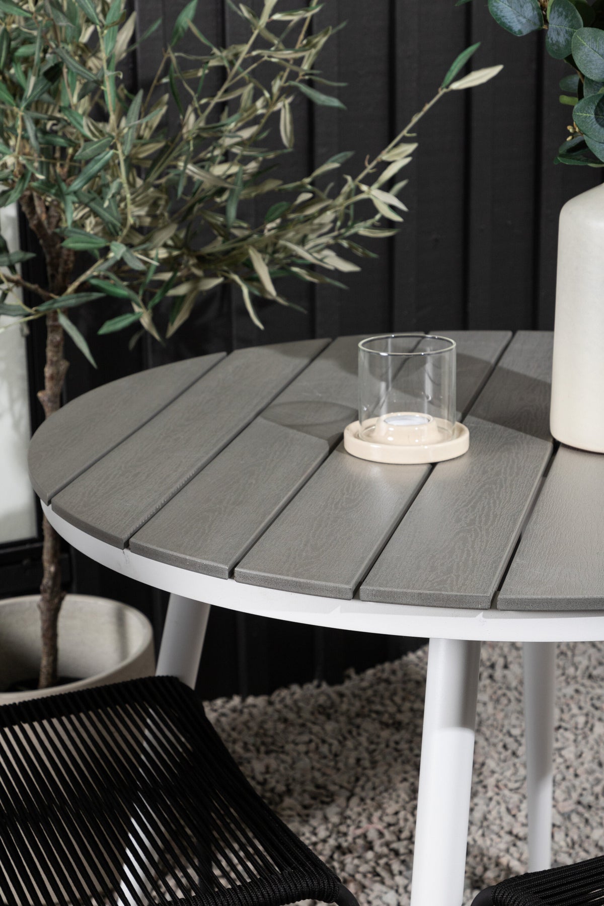 Break Matbord med Lindos Stolarna – Bord: ⌀90 Stol: 59x86x57