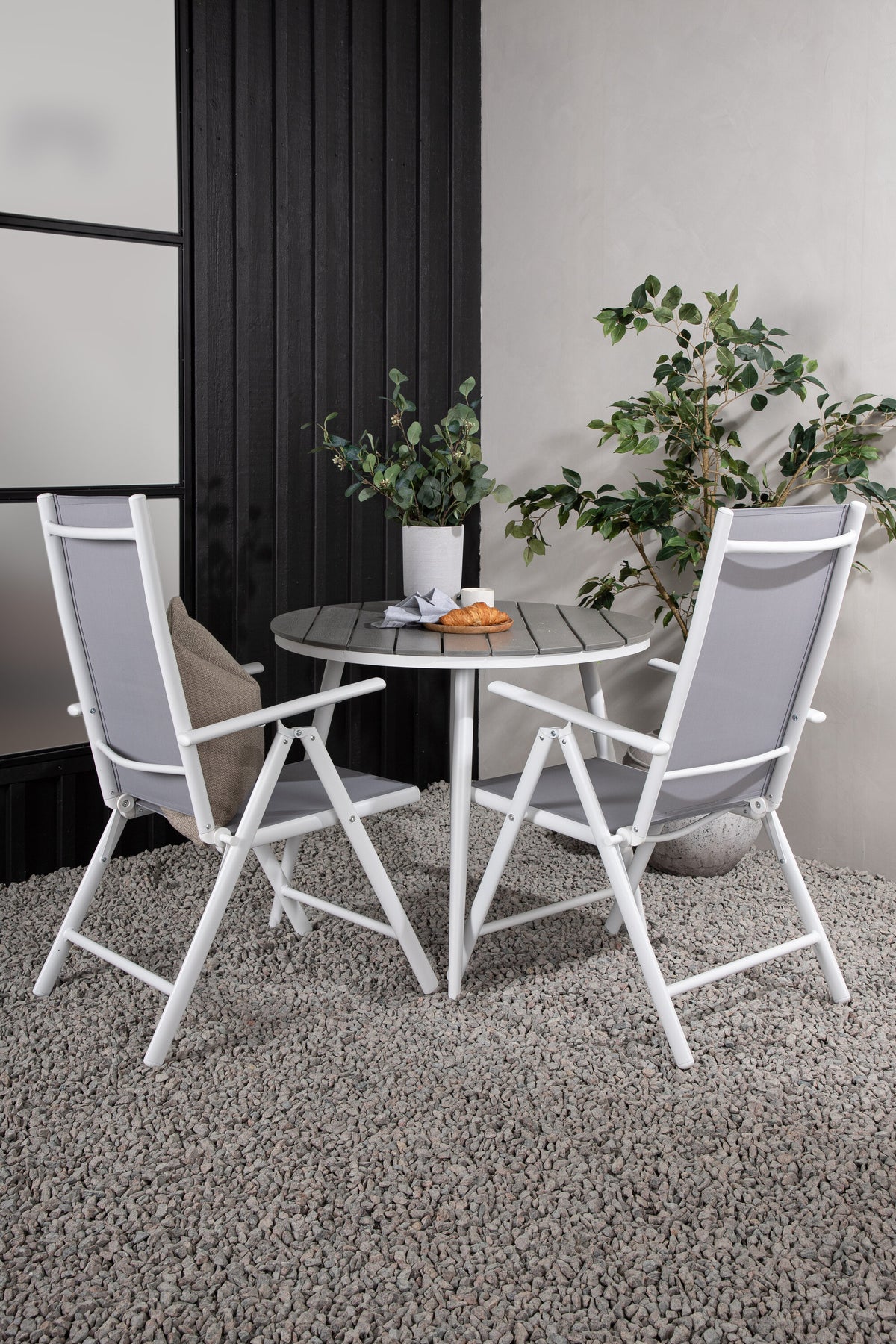 Break Matbord med Break Stolarna – Bord: ⌀90 Stol: 62x107,5x55