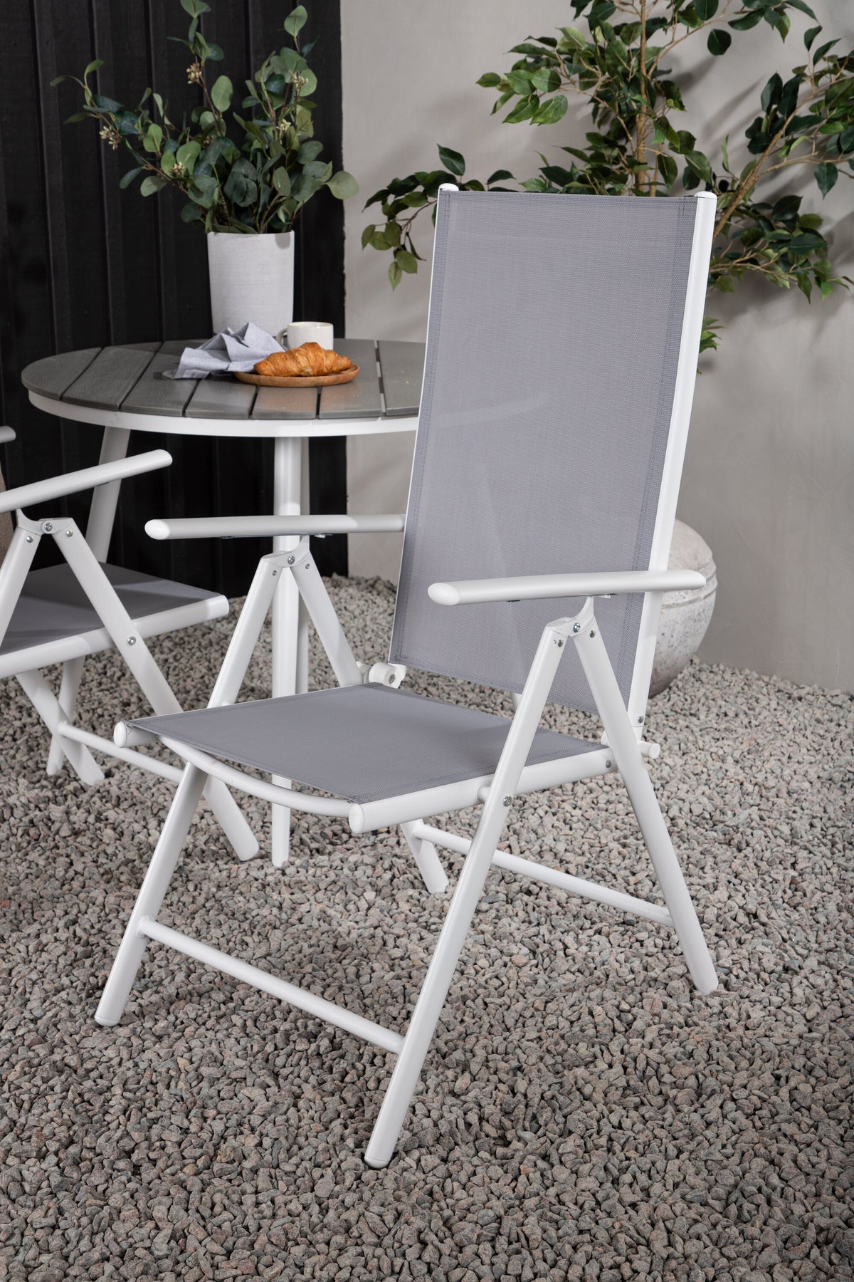 Break Matbord med Break Stolarna – Bord: ⌀90 Stol: 62x107,5x55