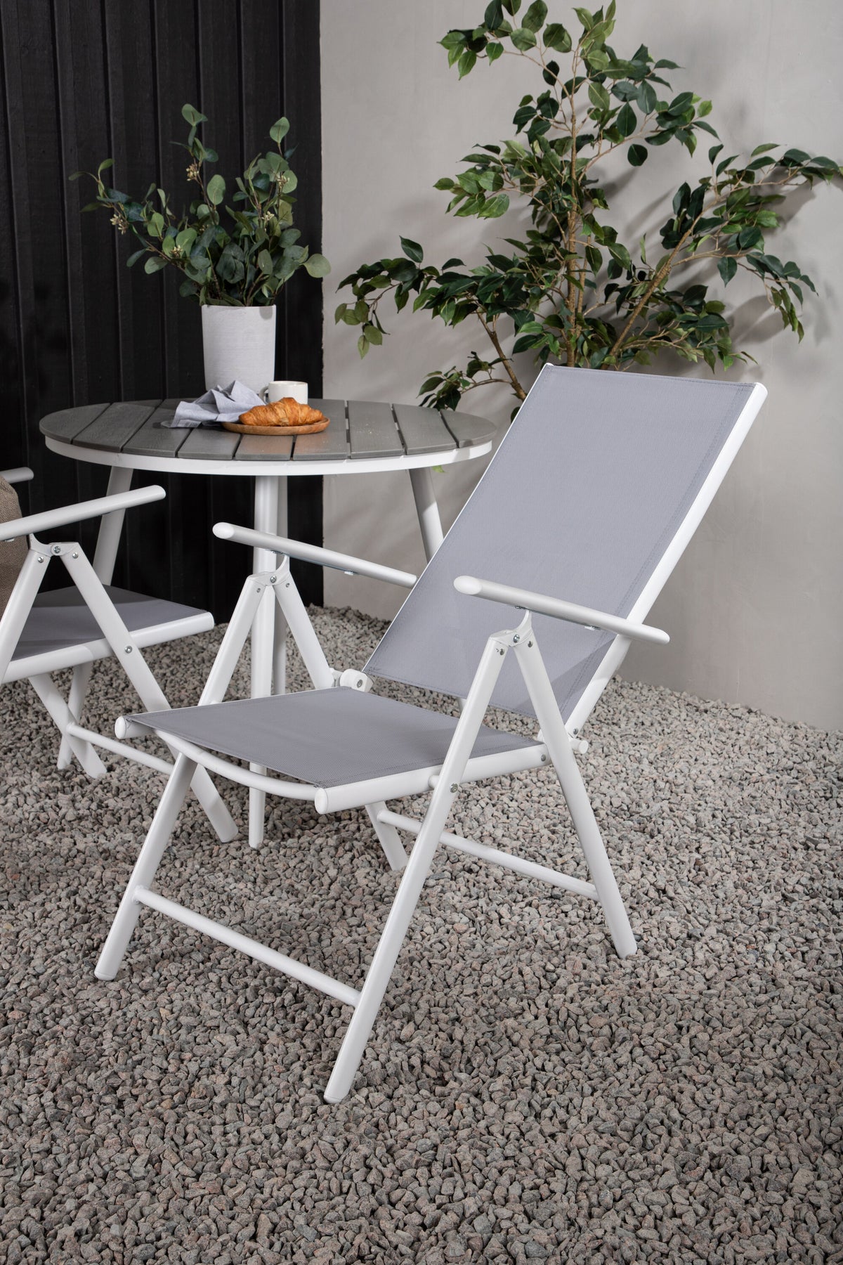 Break Matbord med Break Stolarna – Bord: ⌀90 Stol: 62x107,5x55