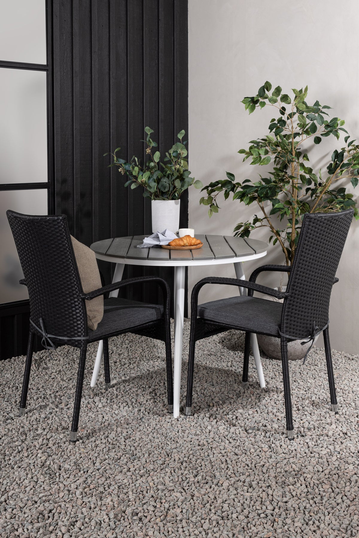 Break Matbord med Anna Stolarna – Bord: ⌀90 Stol: 64x95x55