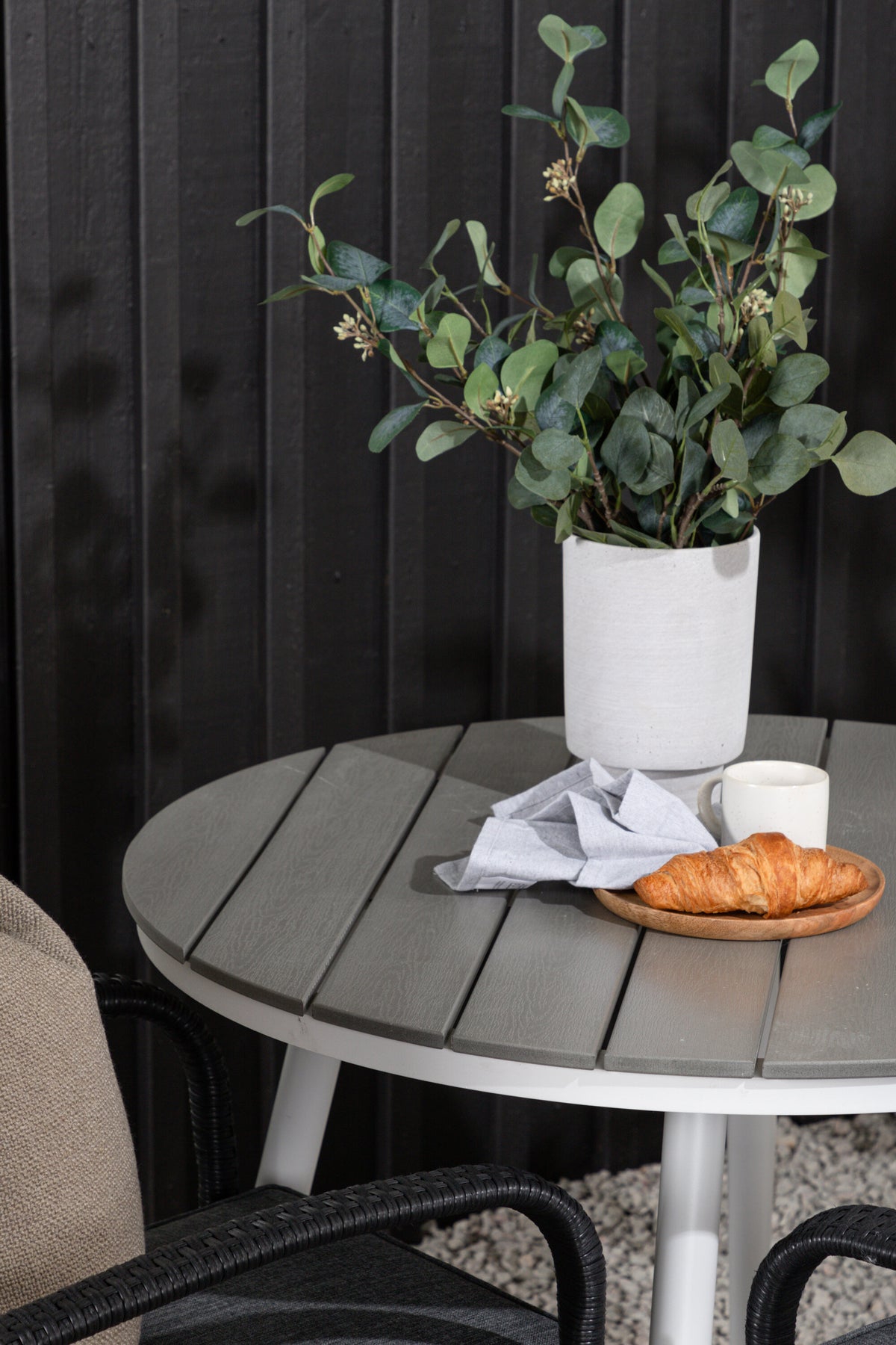Break Matbord med Anna Stolarna – Bord: ⌀90 Stol: 64x95x55