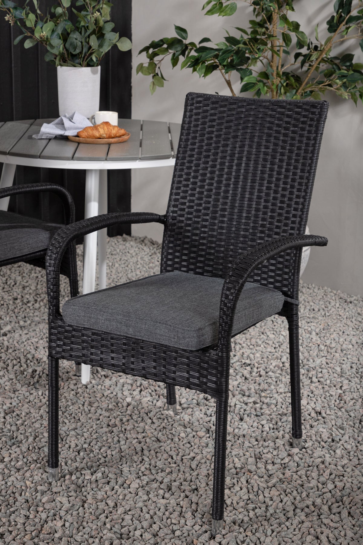 Break Matbord med Anna Stolarna – Bord: ⌀90 Stol: 64x95x55