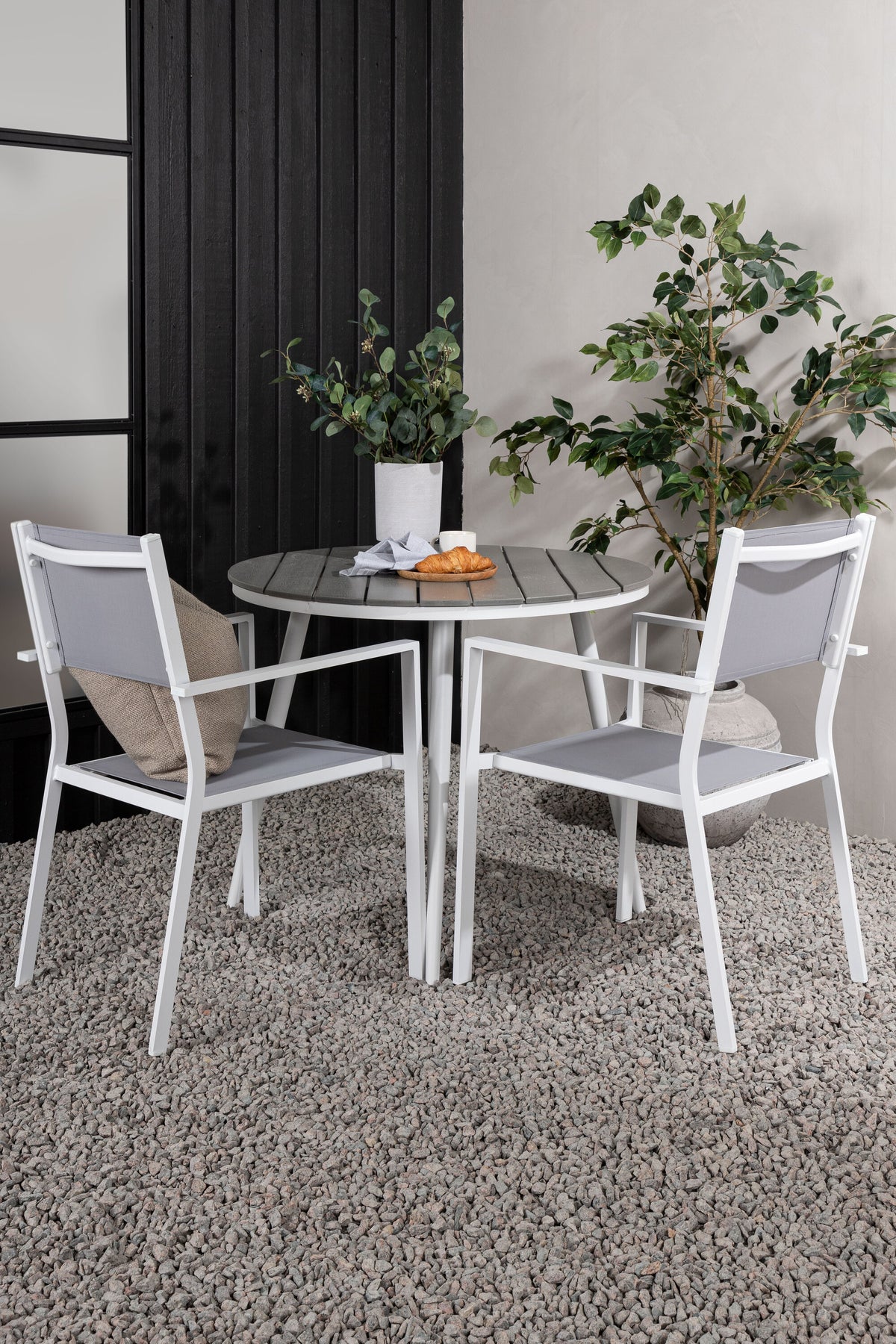 Break Matbord med Copacabana Stolarna – Bord: ⌀90 Stol: 60,5x88x56,5
