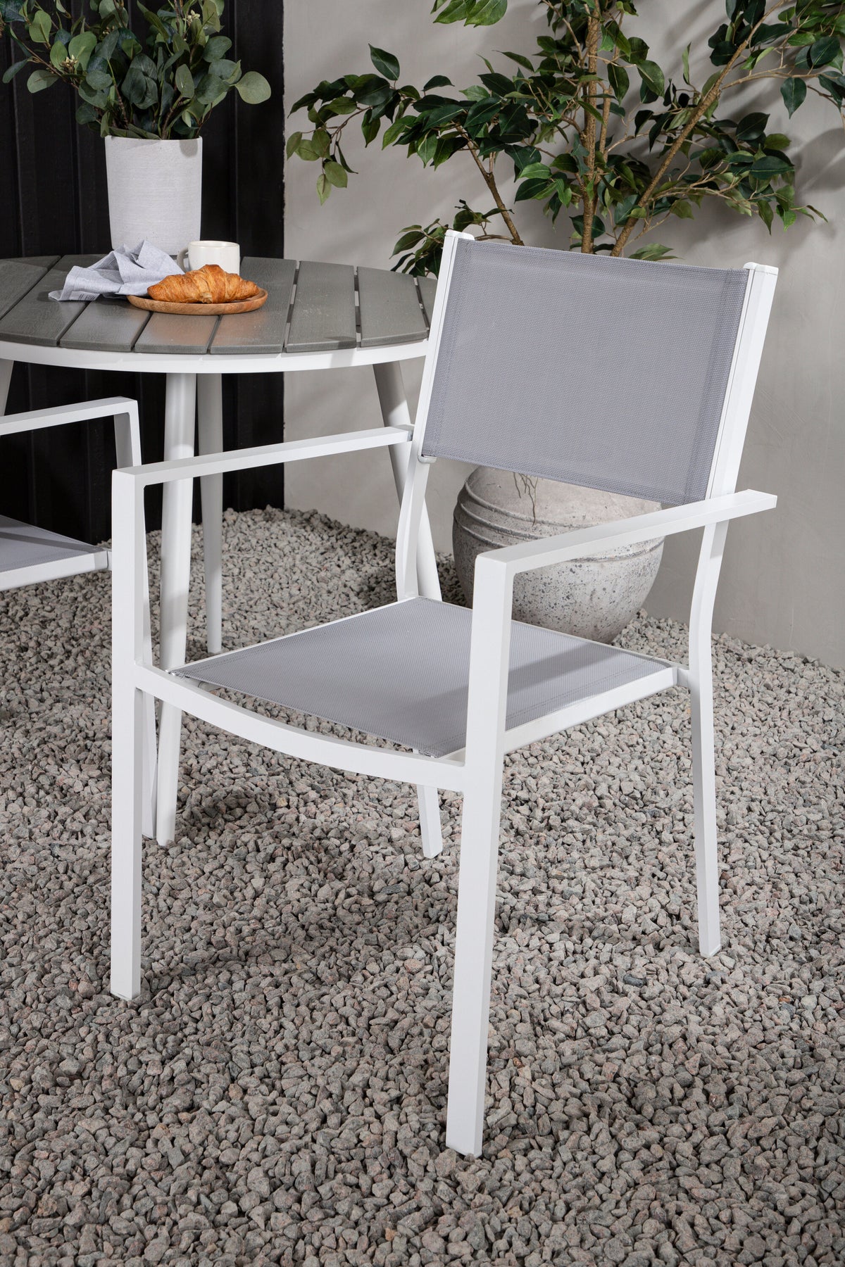 Break Matbord med Copacabana Stolarna – Bord: ⌀90 Stol: 60,5x88x56,5