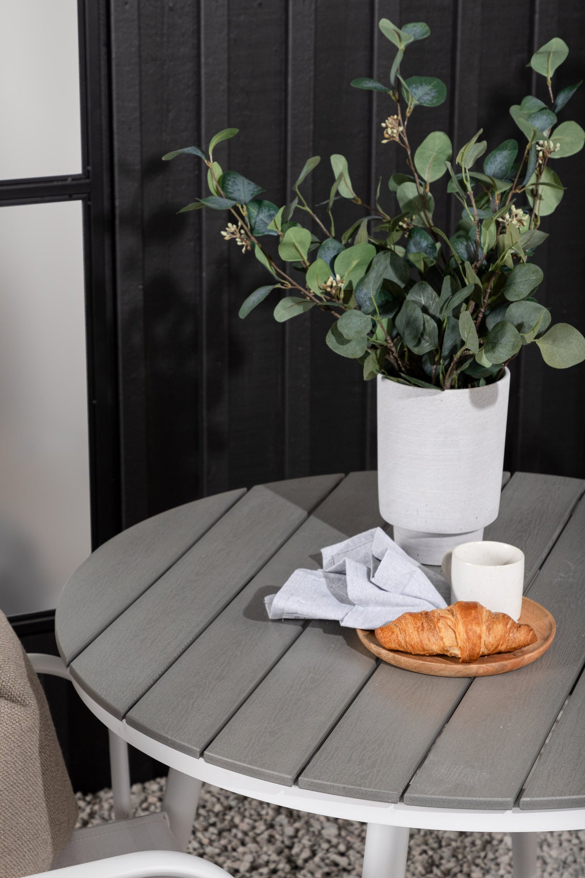 Break Matbord med Santorini Stolarna – Bord: ⌀90 Stol: 58x89x56