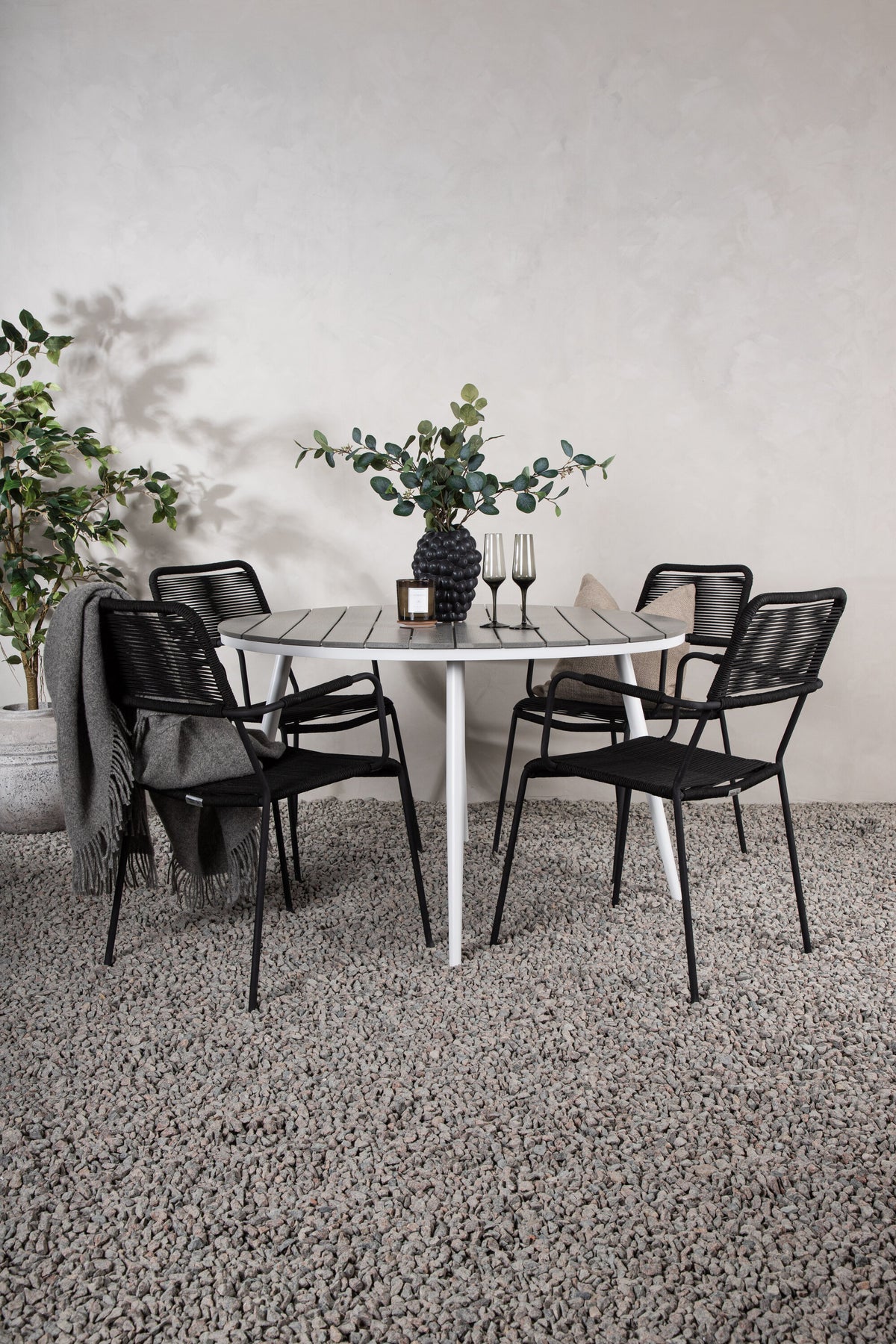 Break Matbord med Lindos Stolarna – Bord: ⌀120 Stol: 66x85x55