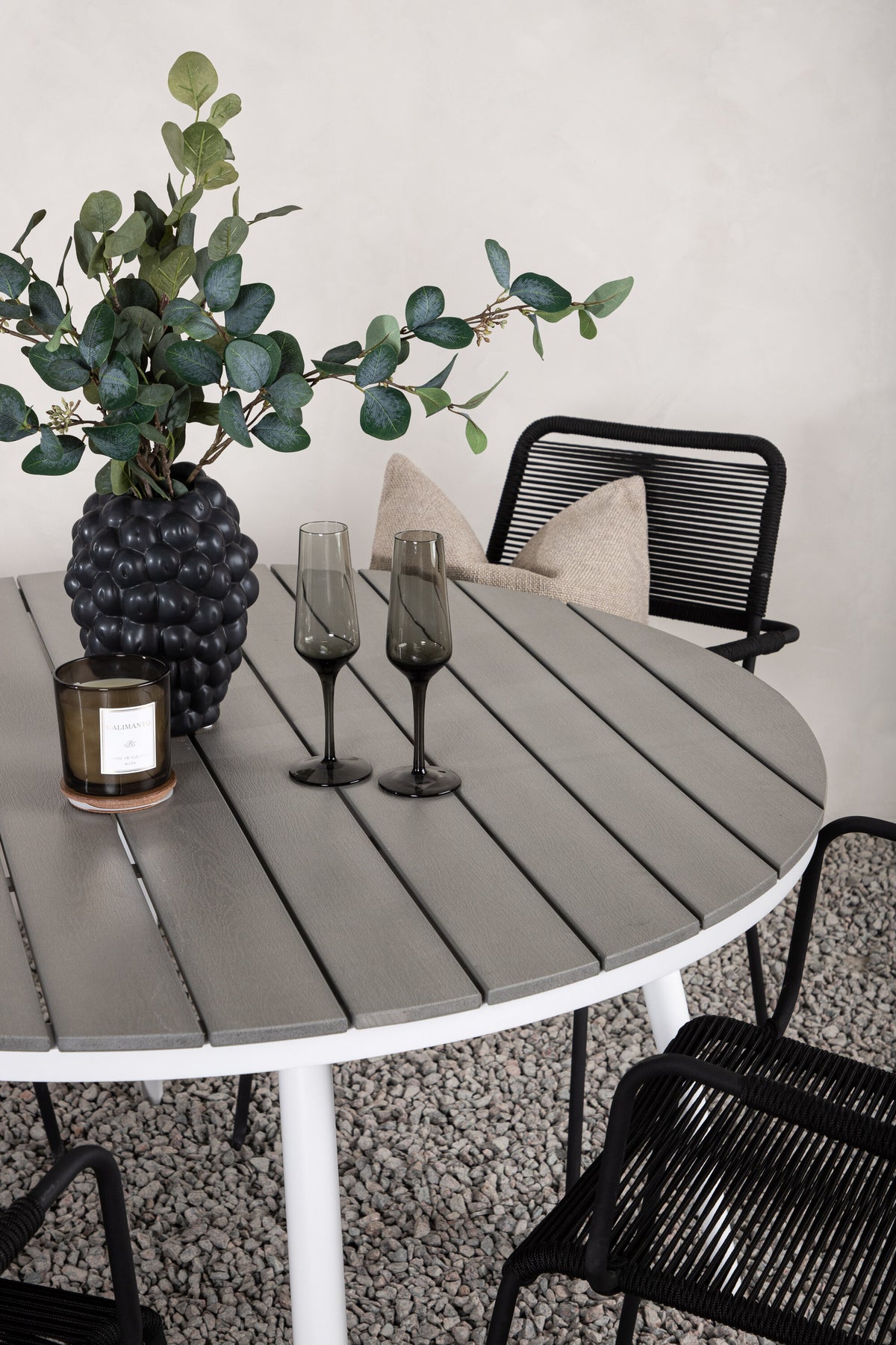 Break Matbord med Lindos Stolarna – Bord: ⌀120 Stol: 66x85x55