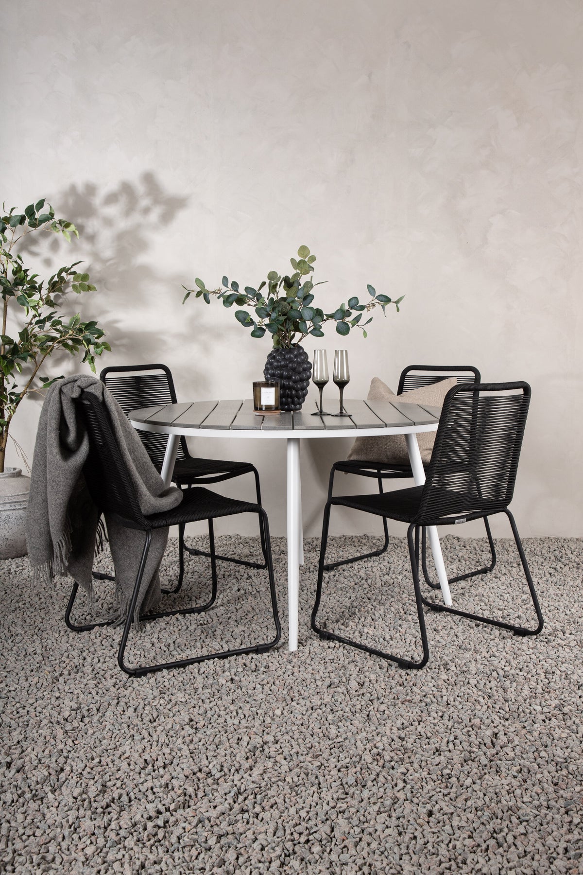Break Matbord med Lindos Stolarna – Bord: ⌀120 Stol: 59x86x57