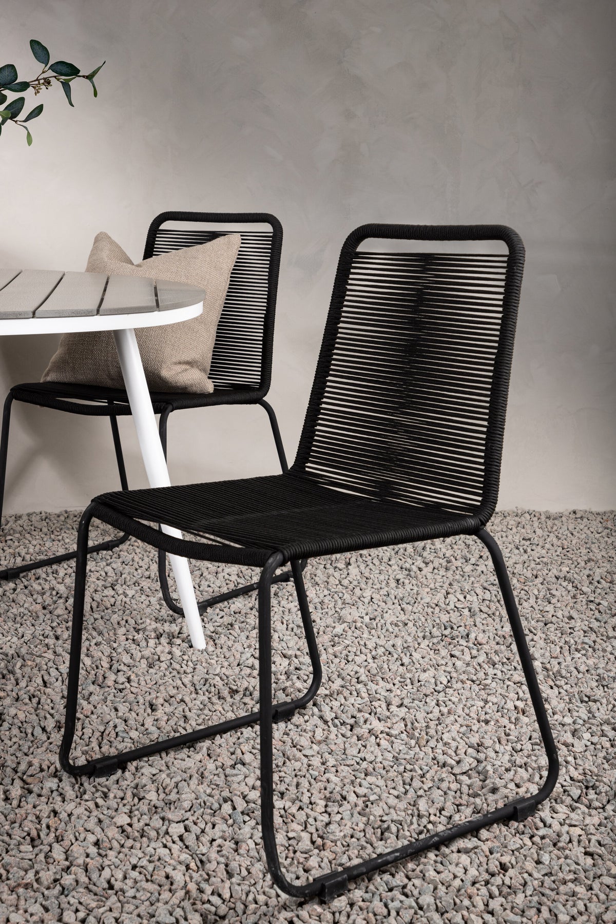 Break Matbord med Lindos Stolarna – Bord: ⌀120 Stol: 59x86x57