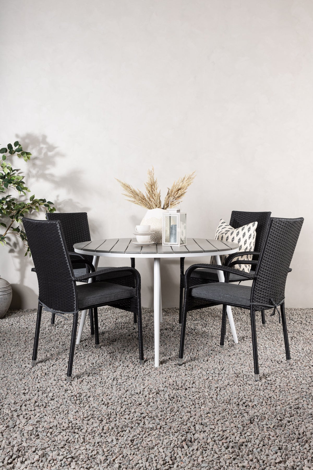 Break Matbord med Anna Stolarna – Bord: ⌀120 Stol: 64x95x55