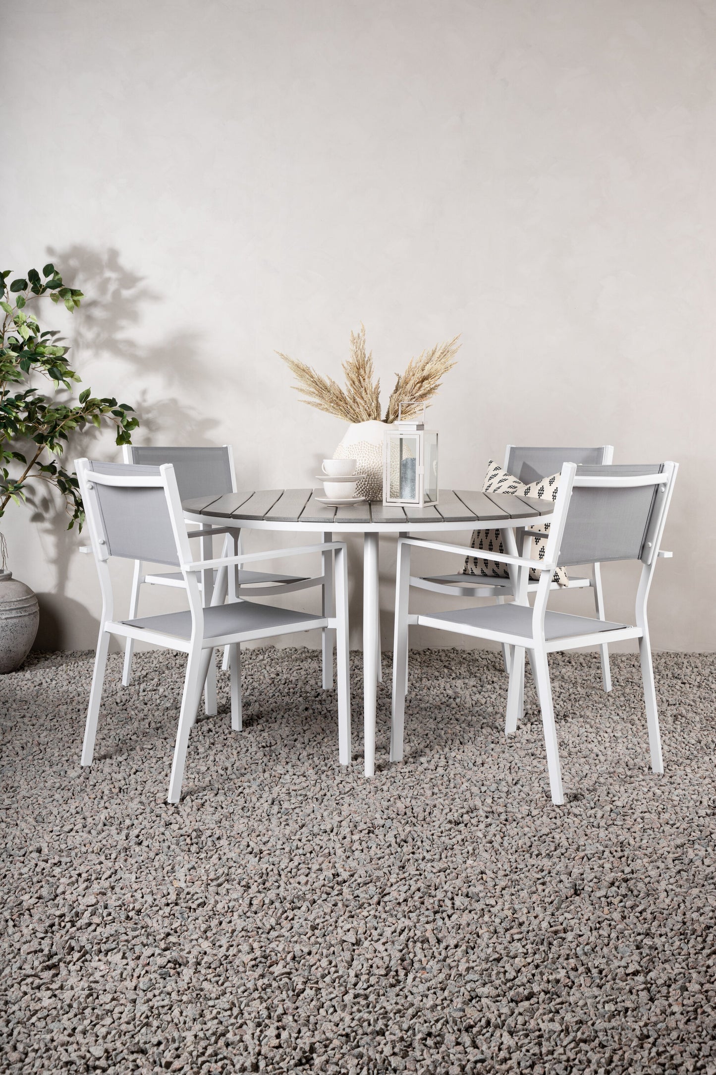 Break Matbord med Copacabana Stolarna – Bord: ⌀120 Stol: 60,5x88x56,5