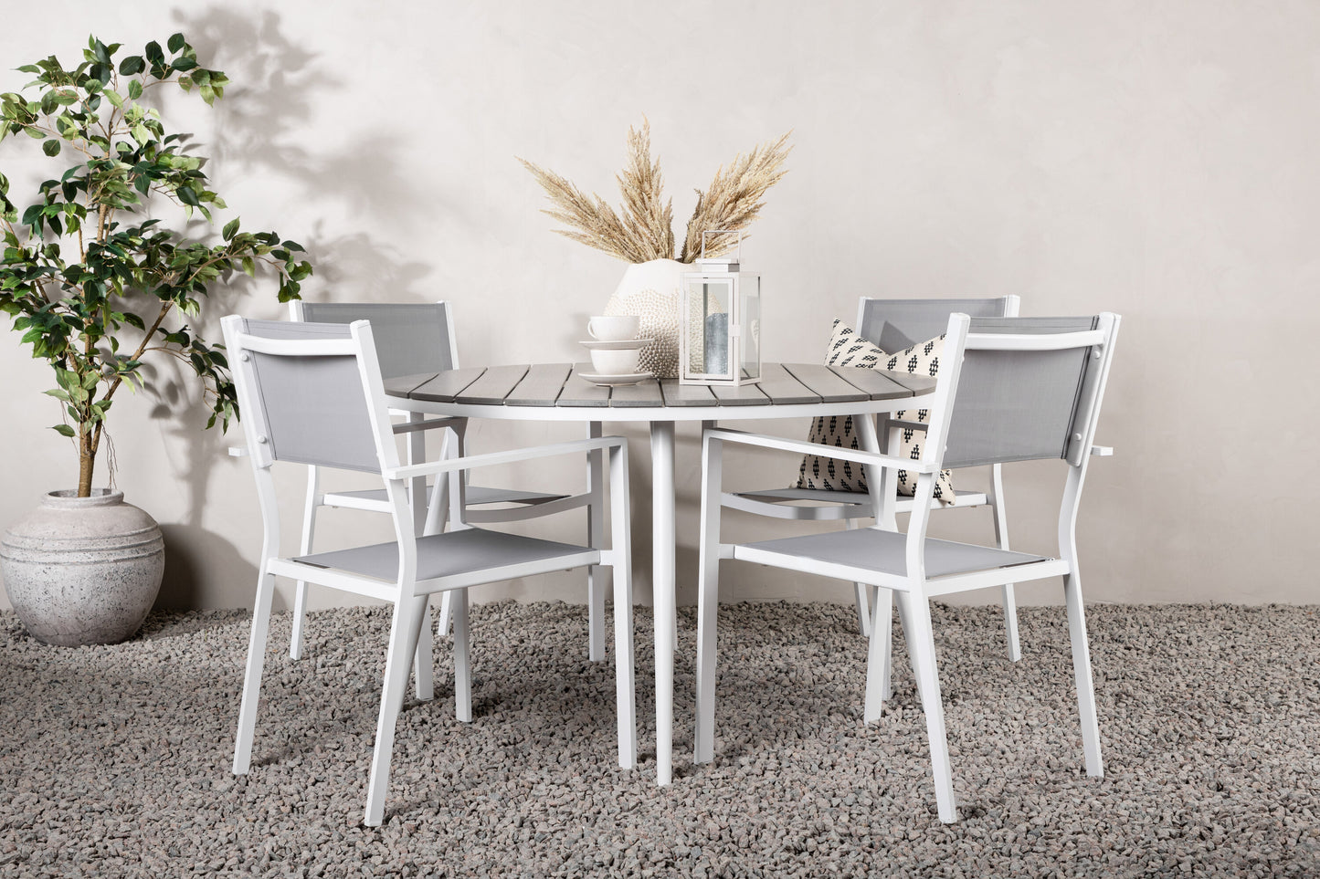 Break Matbord med Copacabana Stolarna – Bord: ⌀120 Stol: 60,5x88x56,5