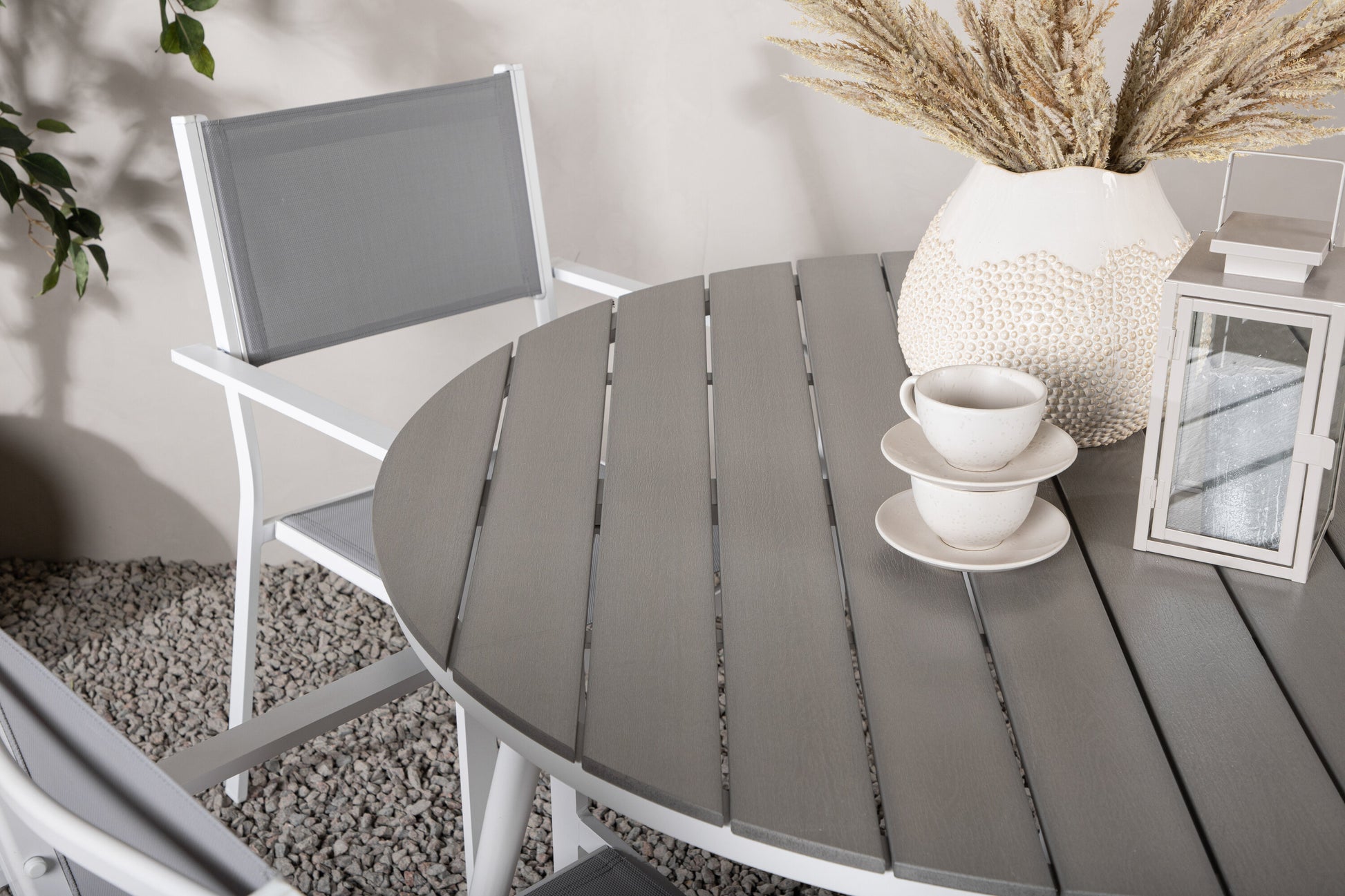 Break Matbord med Copacabana Stolarna – Bord: ⌀120 Stol: 60,5x88x56,5