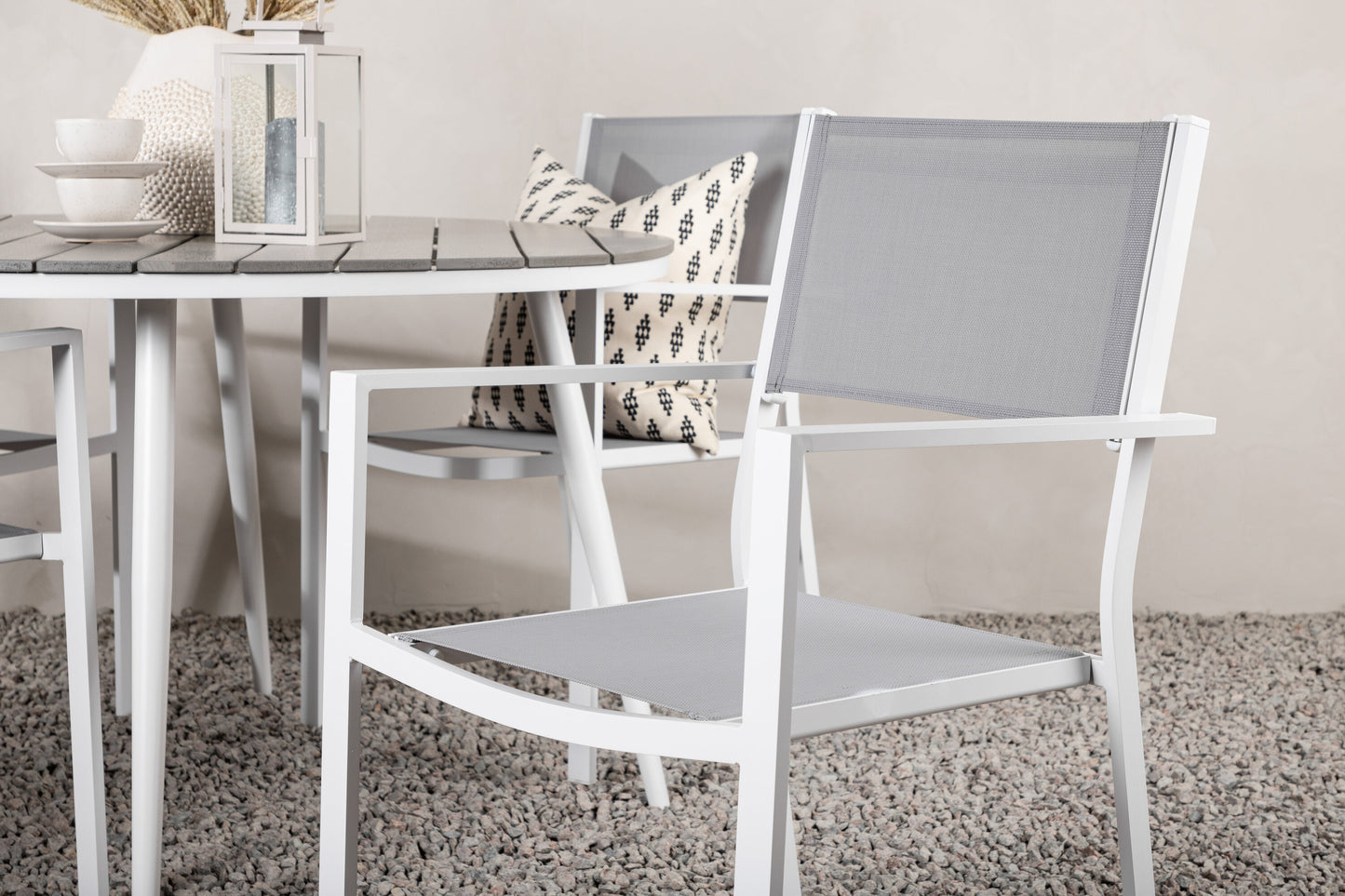 Break Matbord med Copacabana Stolarna – Bord: ⌀120 Stol: 60,5x88x56,5