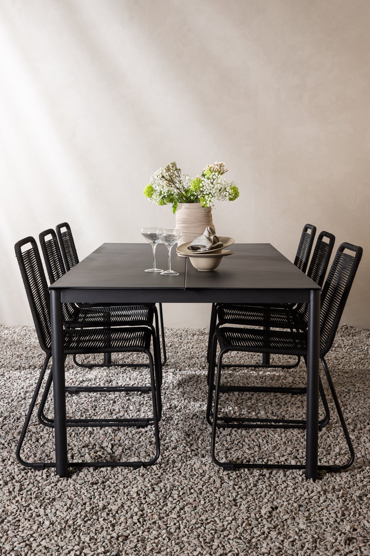 Modena Matbord med Lindos Stolarna – Aluminium