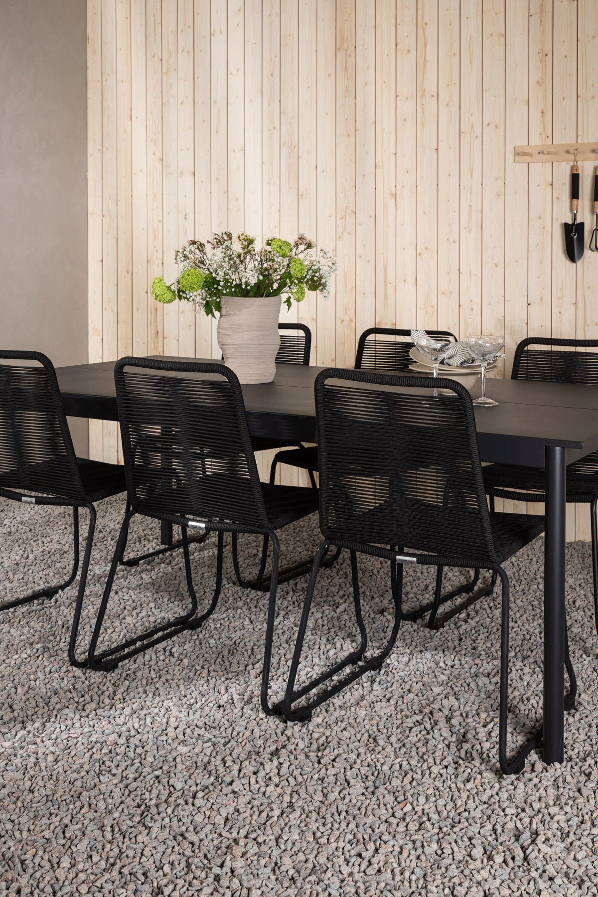 Modena Matbord med Lindos Stolarna – Aluminium